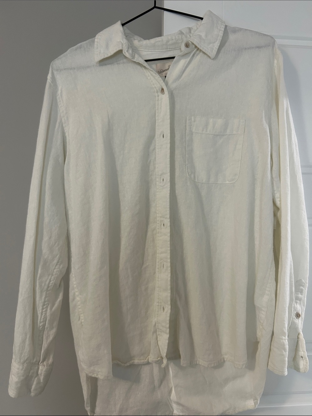 Universal Thread Women’s Cream Long-Sleeve Button-Down Shirt